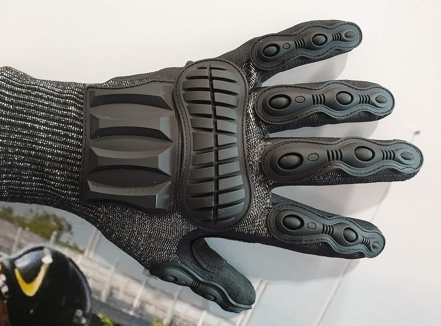 Professional protective gloves to prevent cuts and impact injuries