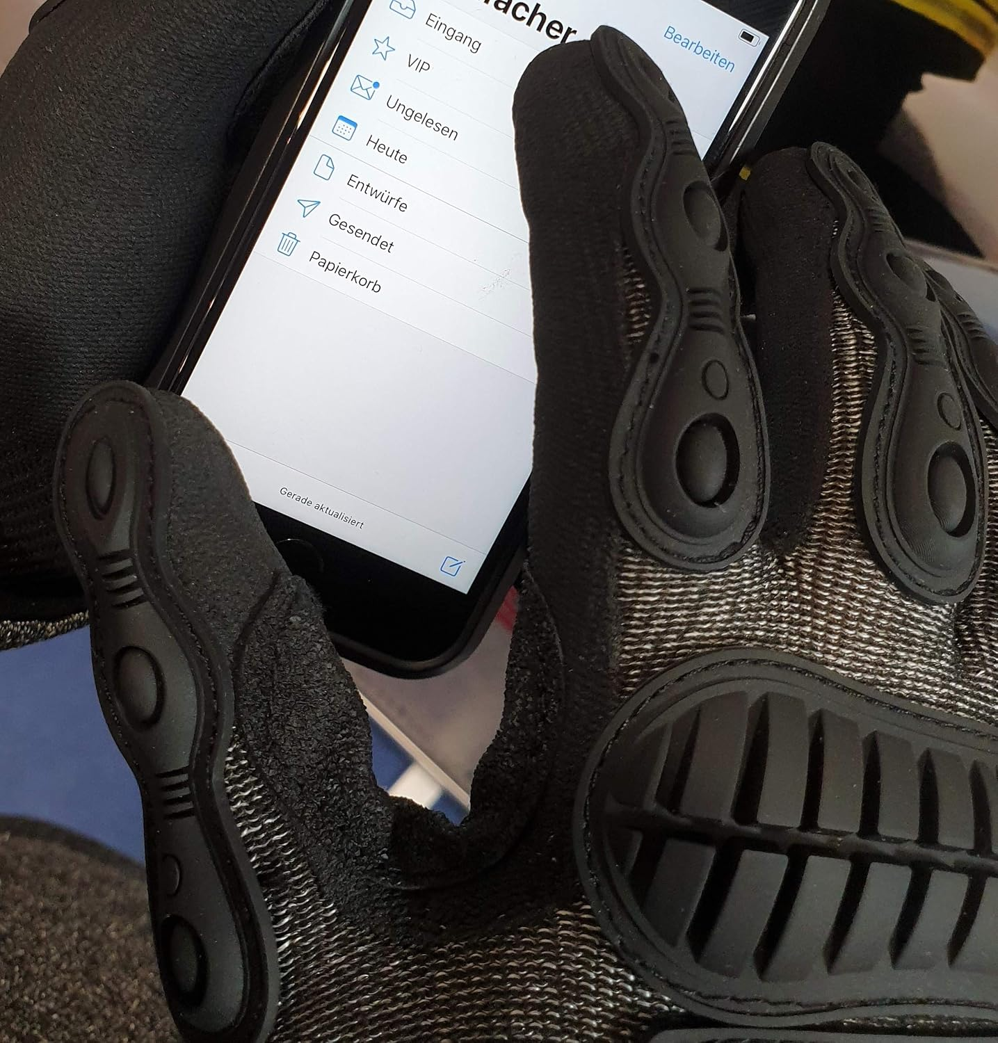 Professional protective gloves to prevent cuts and impact injuries