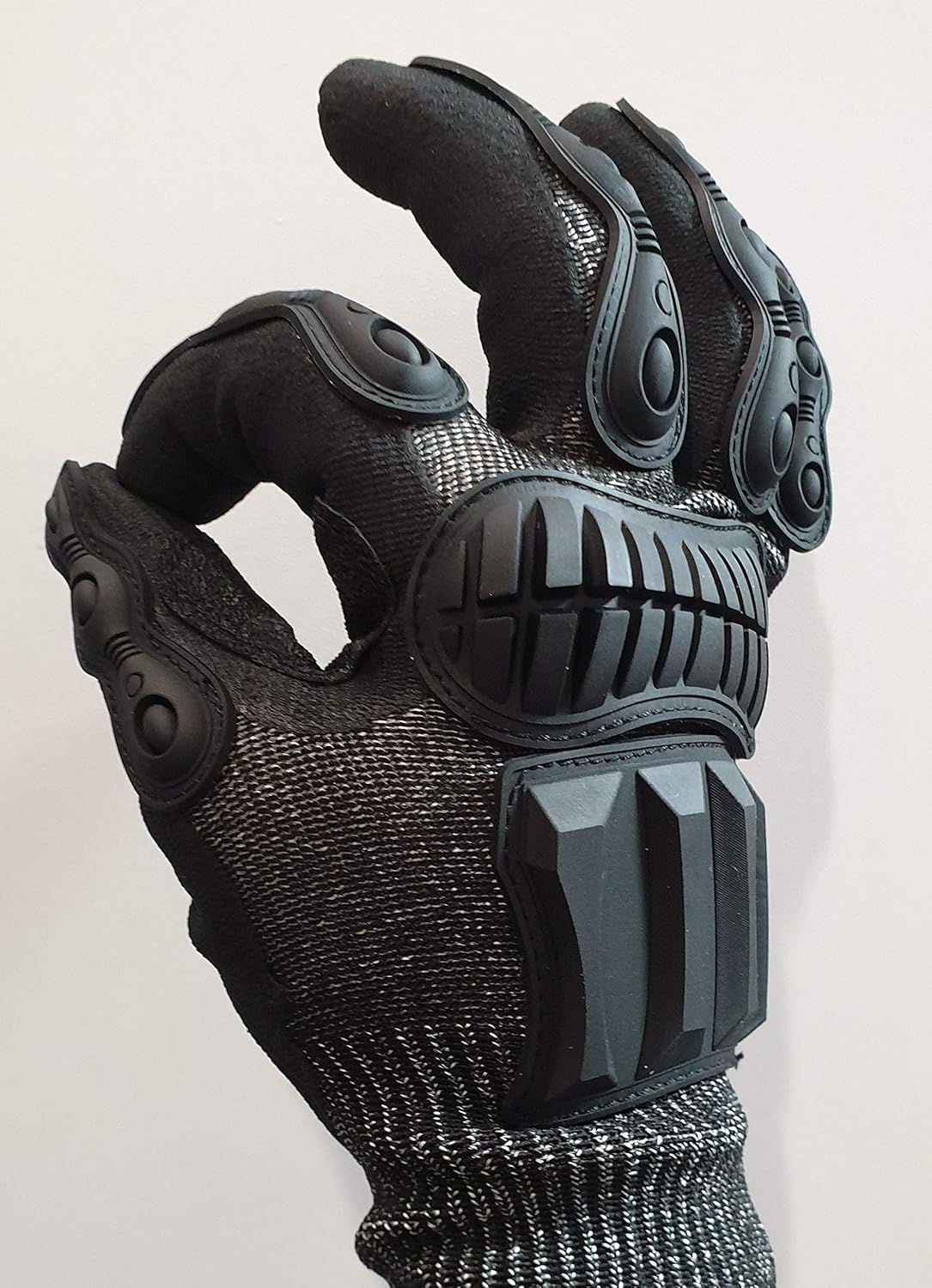 Professional protective gloves to prevent cuts and impact injuries