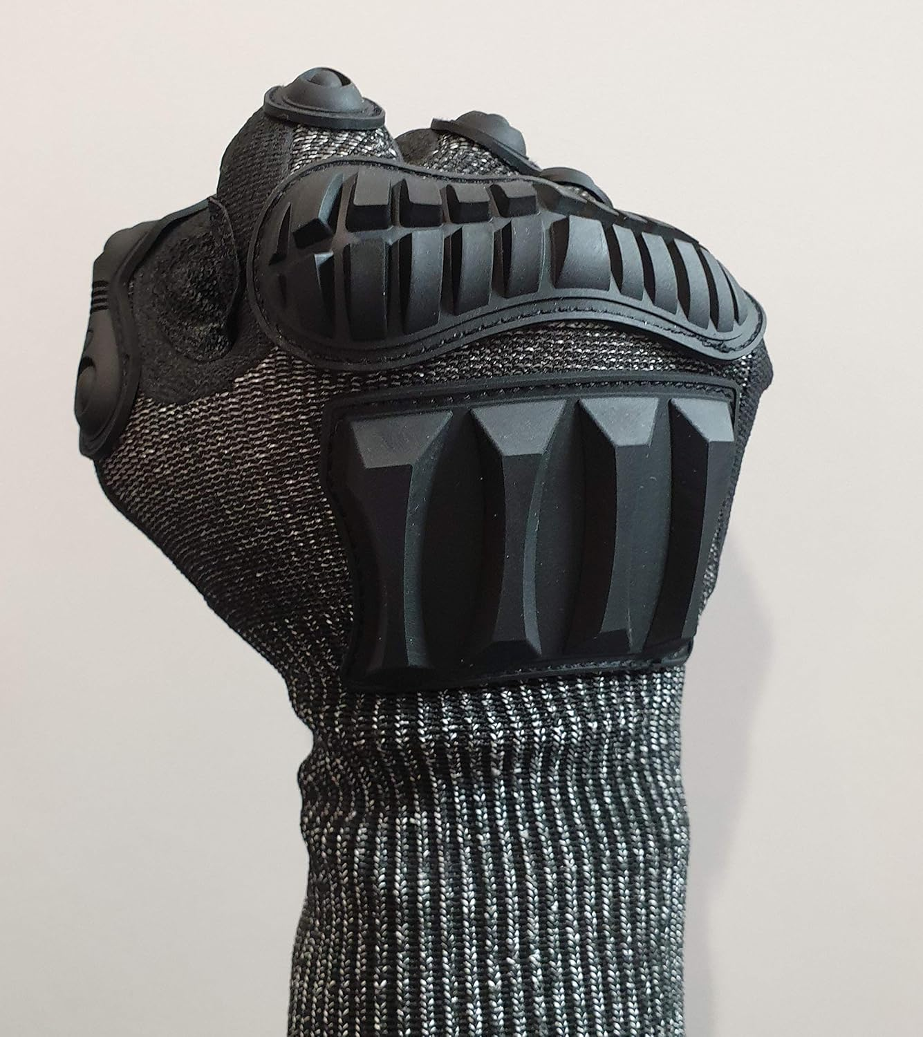 Professional protective gloves to prevent cuts and impact injuries