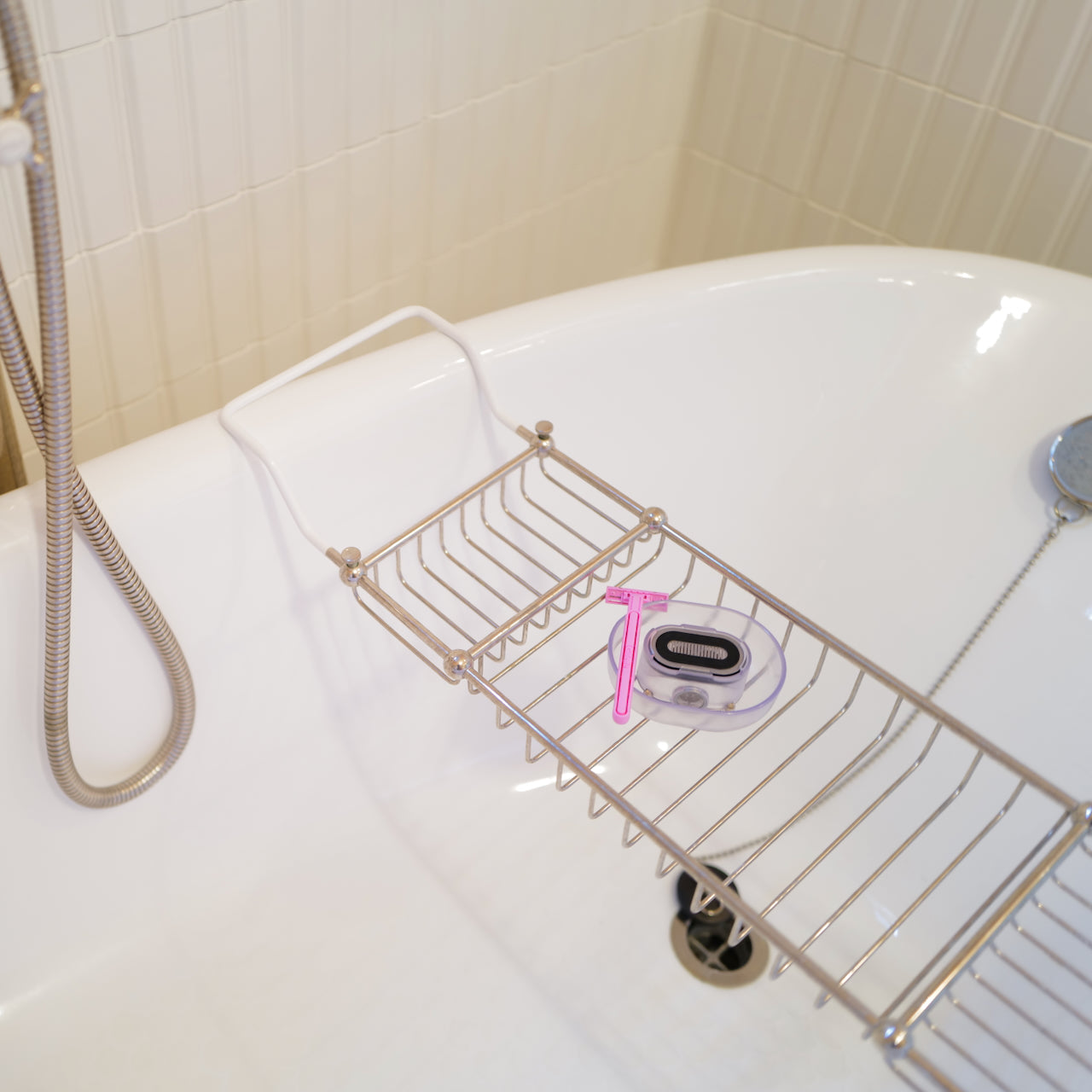Shaver rinser battery-free design shaver cleaner