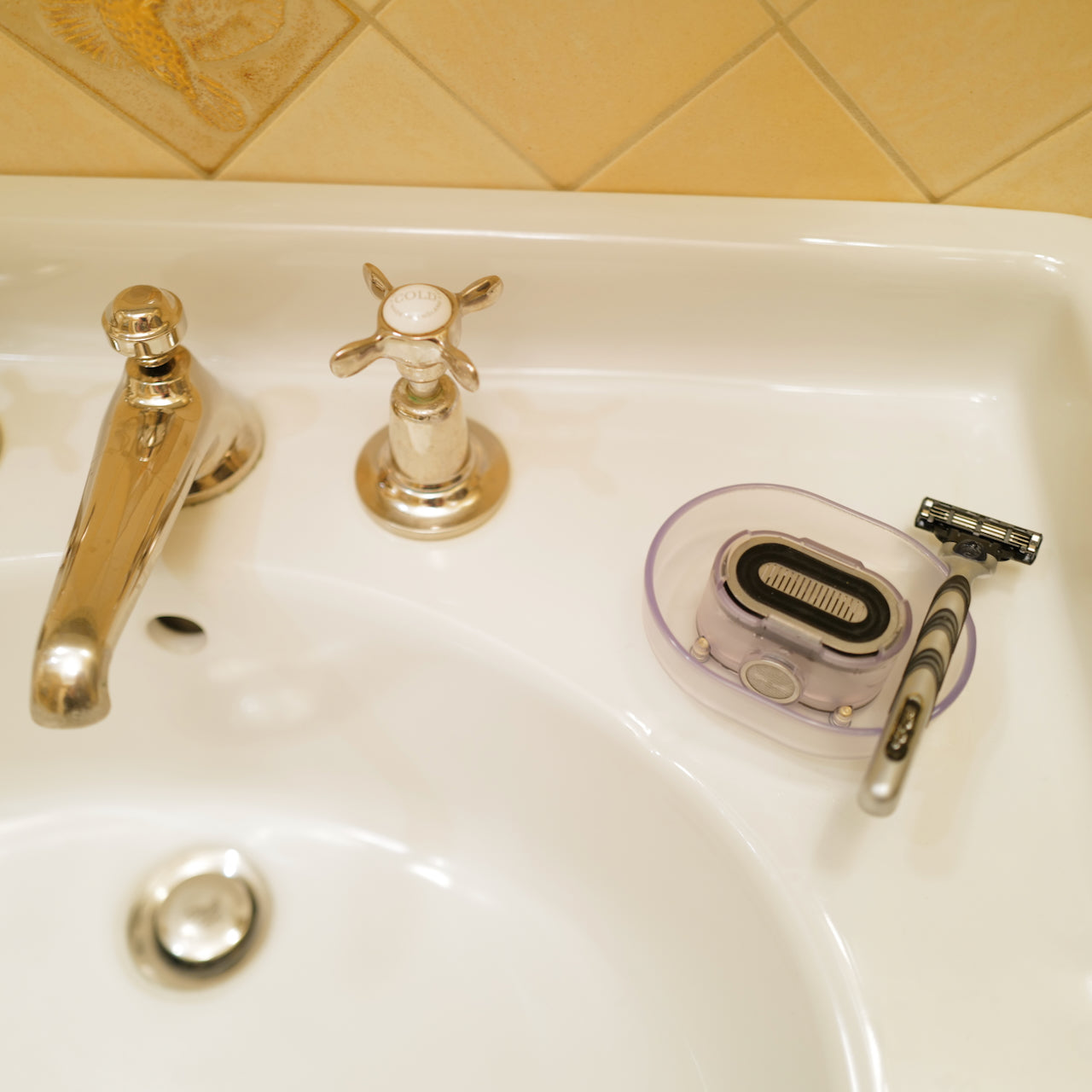 Shaver rinser battery-free design shaver cleaner