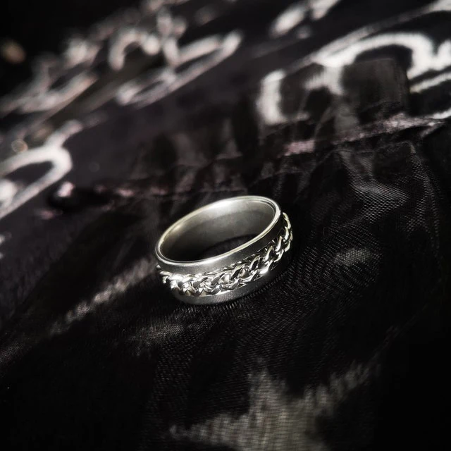 Finger tip rotating chain ring beer opening ring